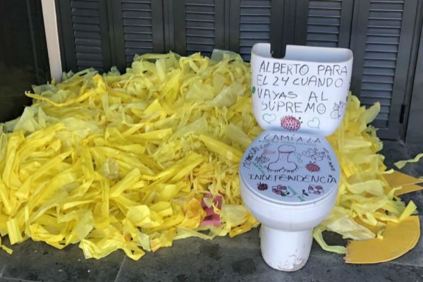 Lazos amarillos y un retrete