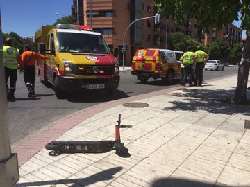 Patinete en el lugar del accidente, en San Blas (Madrid)