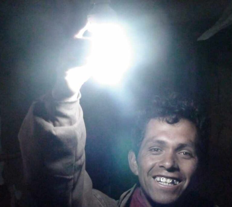 "Hoy que tengo luz, hoy estoy feliz"