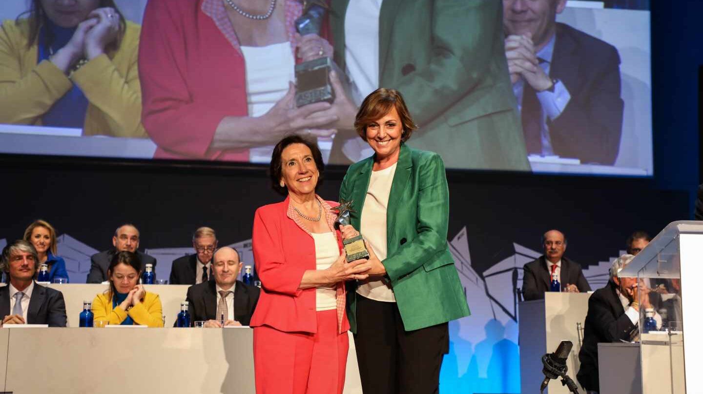 Victoria Prego recibe el Premio Aster