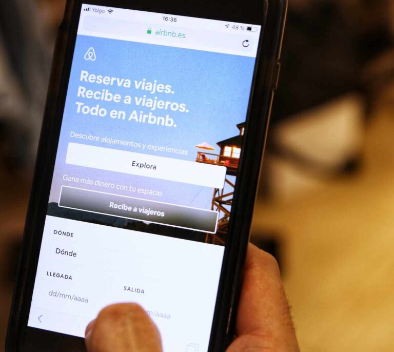 Ultimátum de Colau a Airbnb y sus rivales: les da mes y medio para anunciar sólo pisos legales