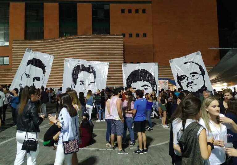 Vitoria retira carteles gigantes del asesino de Fernando Buesa tras dos días expuestos