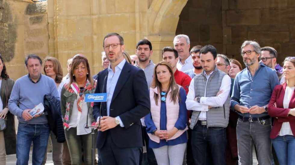 Daniel García, com im chaleco gris sin mangas, durante un acto del PP en Laguardia.