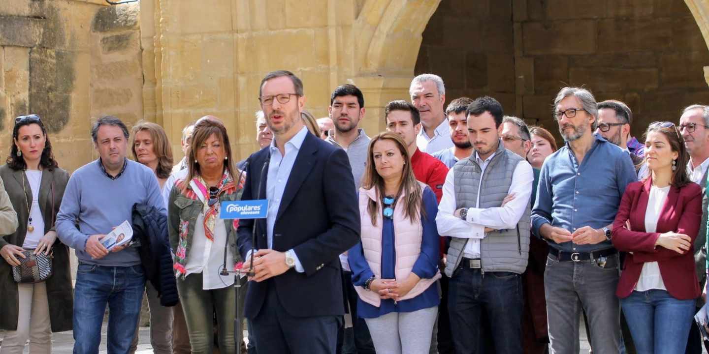 Daniel García, com im chaleco gris sin mangas, durante un acto del PP en Laguardia.