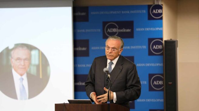 Isidro Fainé Isidro Fainé, durante una conferencia en Tokyo en el seno del Instituto Mundial de Cajas de Ahorros y Bancos Minorista.