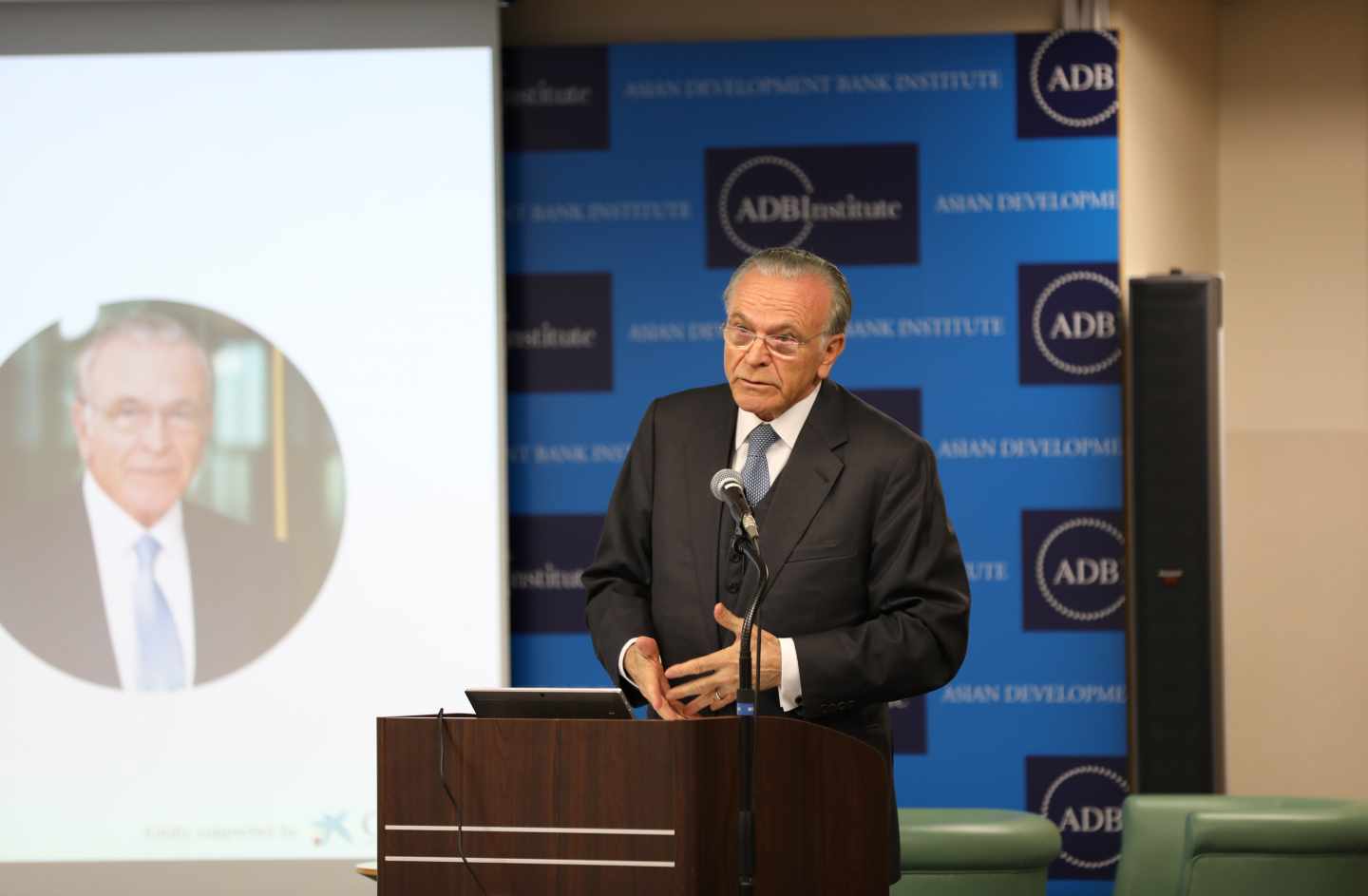 Isidro Fainé, durante una conferencia en Tokyo en el seno del Instituto Mundial de Cajas de Ahorros y Bancos Minorista.