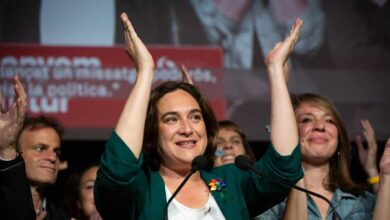 Las bases moradas aprueban que Colau sea alcaldesa con los votos del PSC y Valls