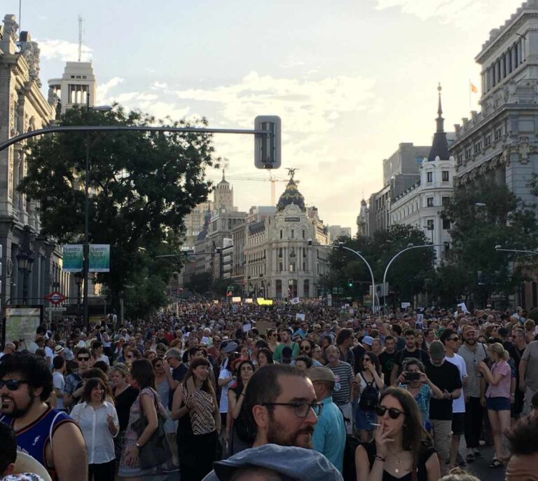 "Madrid Central, sí": miles de madrileños plantan cara a Martínez Almeida