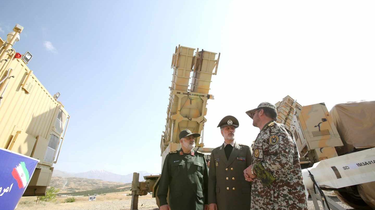 El ministro iraní de Defensa, Amir Hatami, en el centro, muestra un nuevo sistema de defensa área, de fabricación nacional, con el trasfondo de la tensión con Estados Unidos.