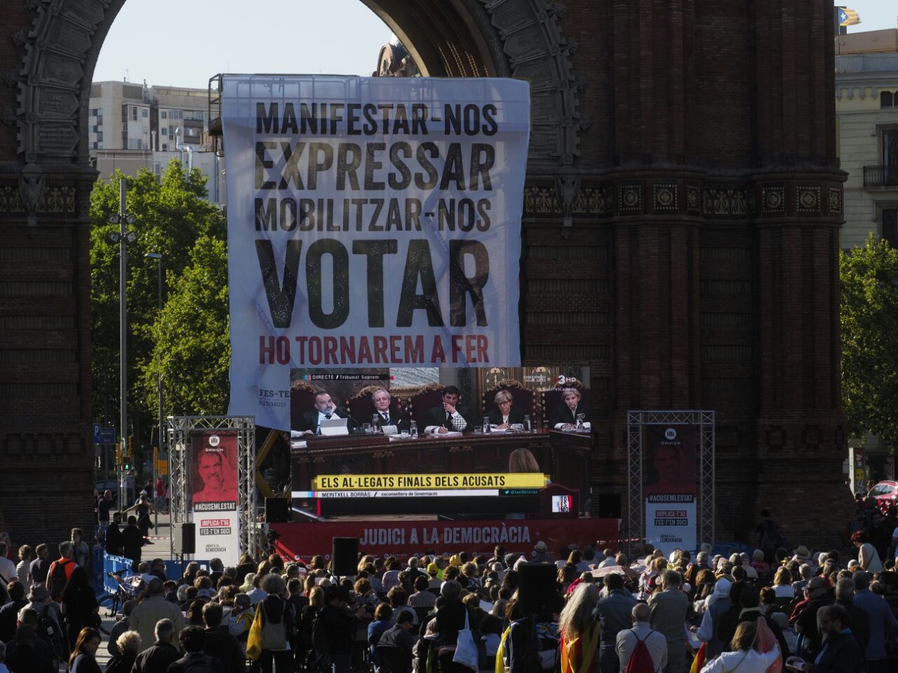 "Lo volveremos a hacer": Colau recibe a los "presos" con una campaña de Òmnium