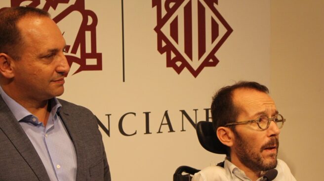 Rubén Martínez Dalmau y Pablo Echenique el pasado domingo en la sesión de investidura. Rubén Martínez Dalmau y Pablo Echenique el pasado domingo en la sesión de investidura.