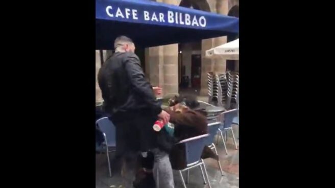 Un momento de la agresión. Un momento de la agresión.