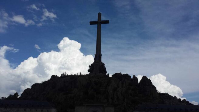 Españoles... Franco sale del Valle de los Caídos El Valle de los Caídos, en cuya basílica está enterrado el dictador Franco desde noviembre de 1975.