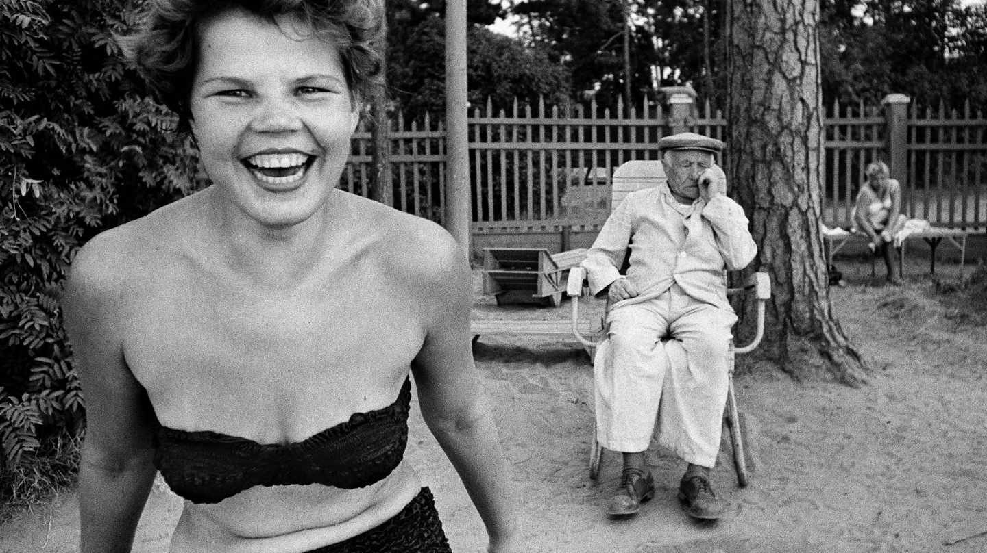 William Klein. Chica en bikini en la playa del rio de Moscu 1959 en fundacion telefonica