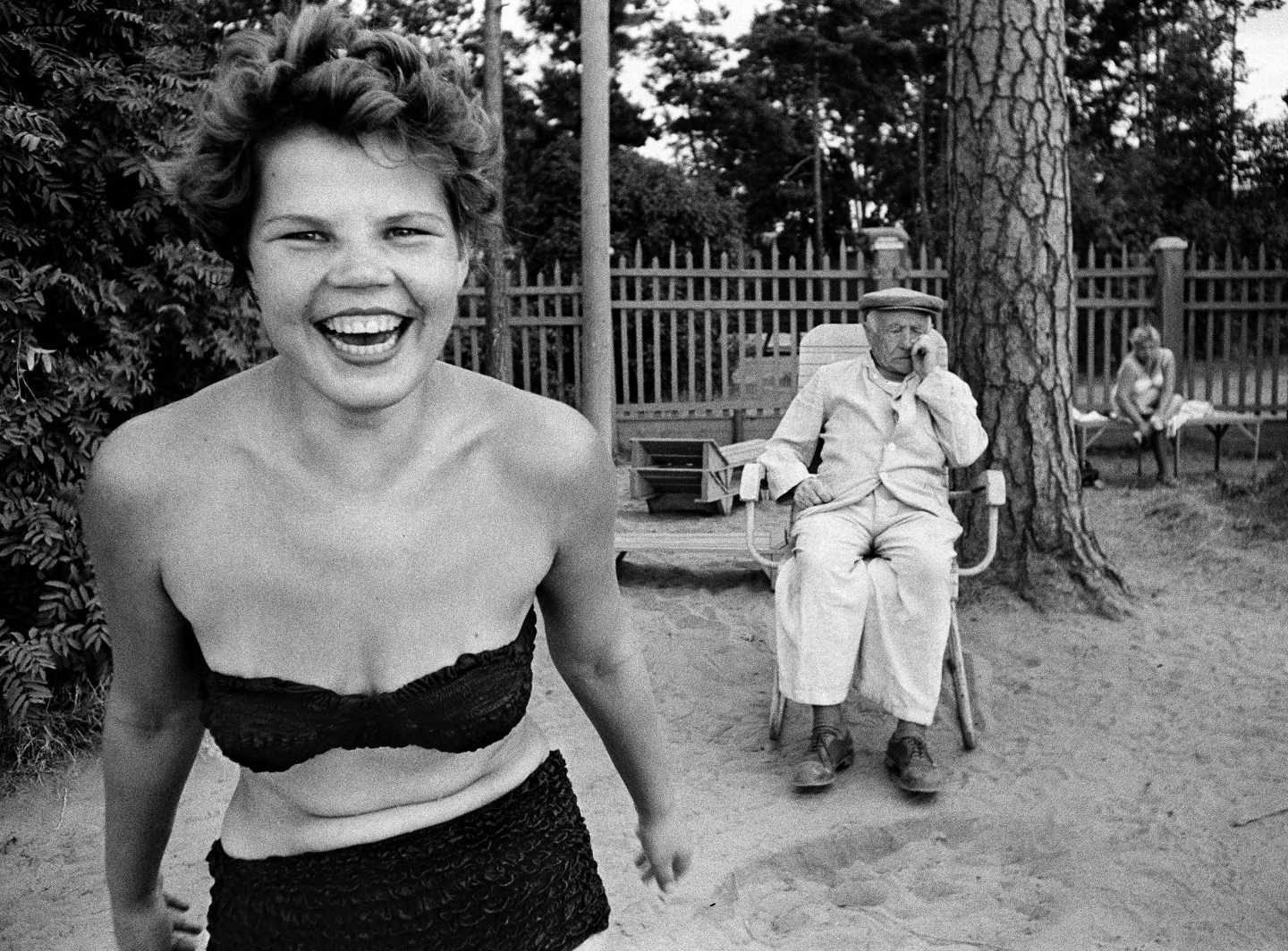 William Klein. Chica en bikini en la playa del rio de Moscu 1959 en fundacion telefonica