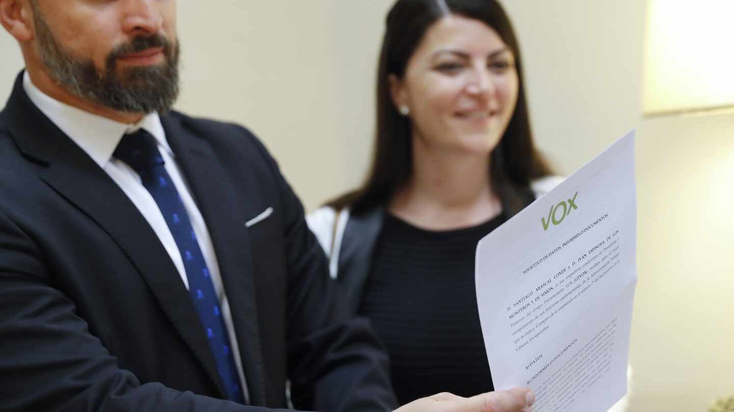 El líder de Vox, Santiago Abascal (i), y la secretaria general del grupo parlamentario, Macarena Olona (d).