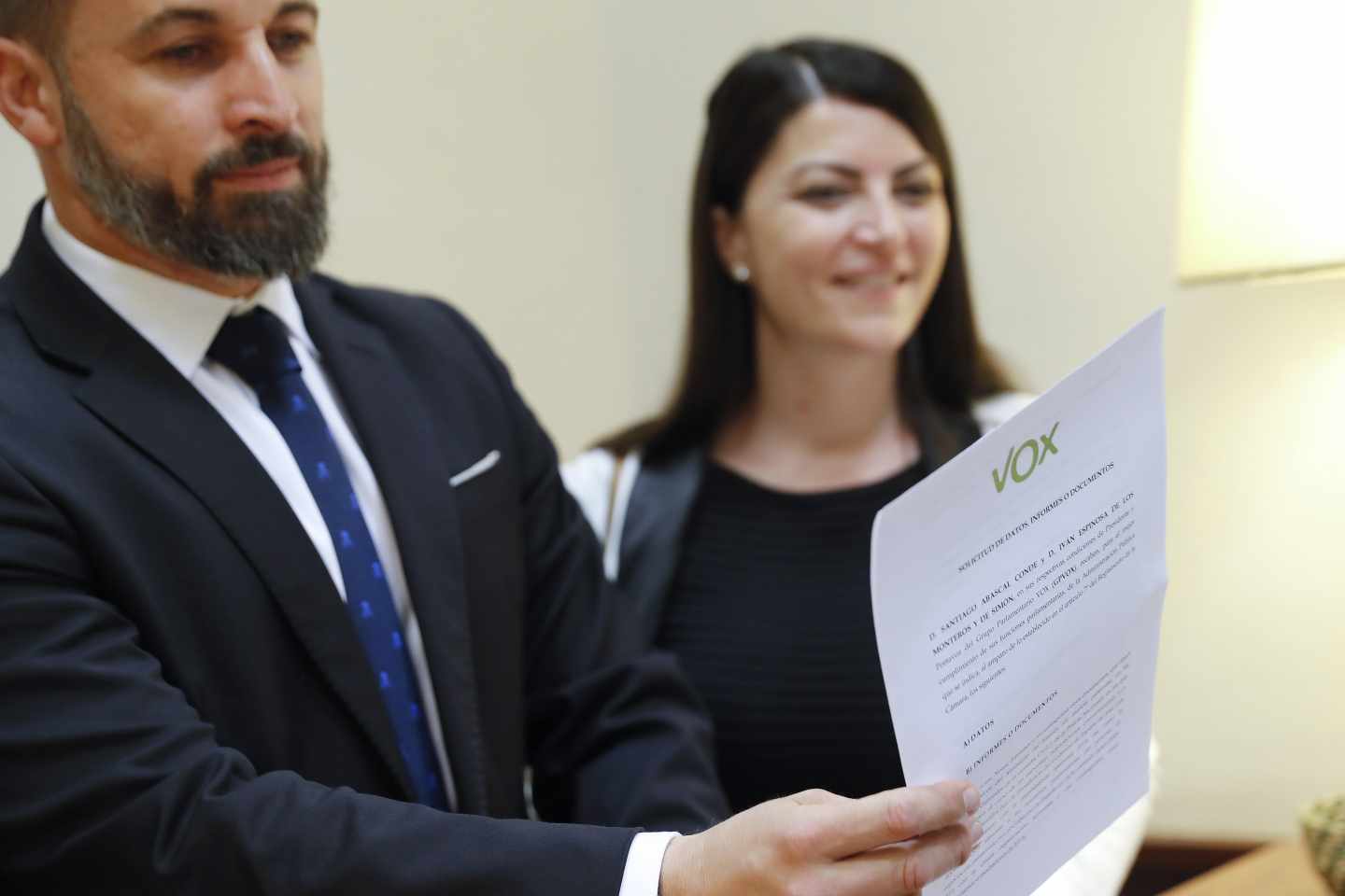 El líder de Vox, Santiago Abascal (i), y la secretaria general del grupo parlamentario, Macarena Olona (d).