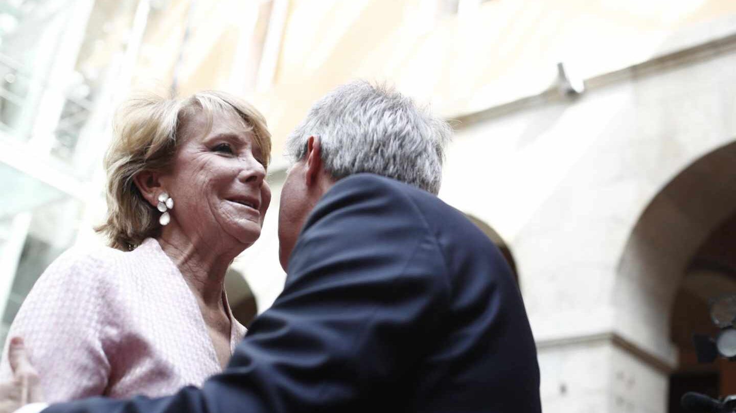 Esperanza Aguirre besa a Ángel Garrido.