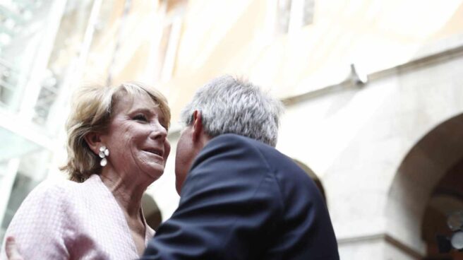 Esperanza Aguirre besa a Ángel Garrido.