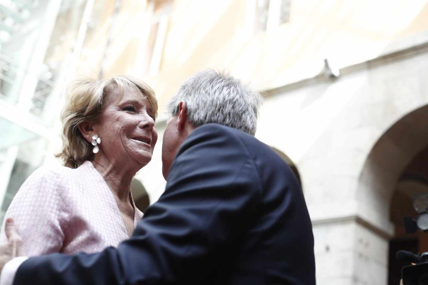 Esperanza Aguirre besa a Ángel Garrido.