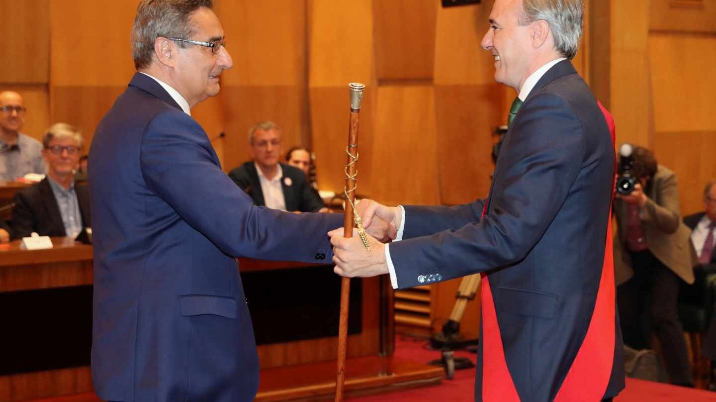 El nuevo alcalde de Zaragoza, Jorge Azcón (PP), recoge la vara de mando de manos del concejal de Vox Julio Calvo.