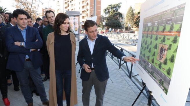 Martínez-Almeida, en plena campaña, con su propuesta de soterrar la A-5.