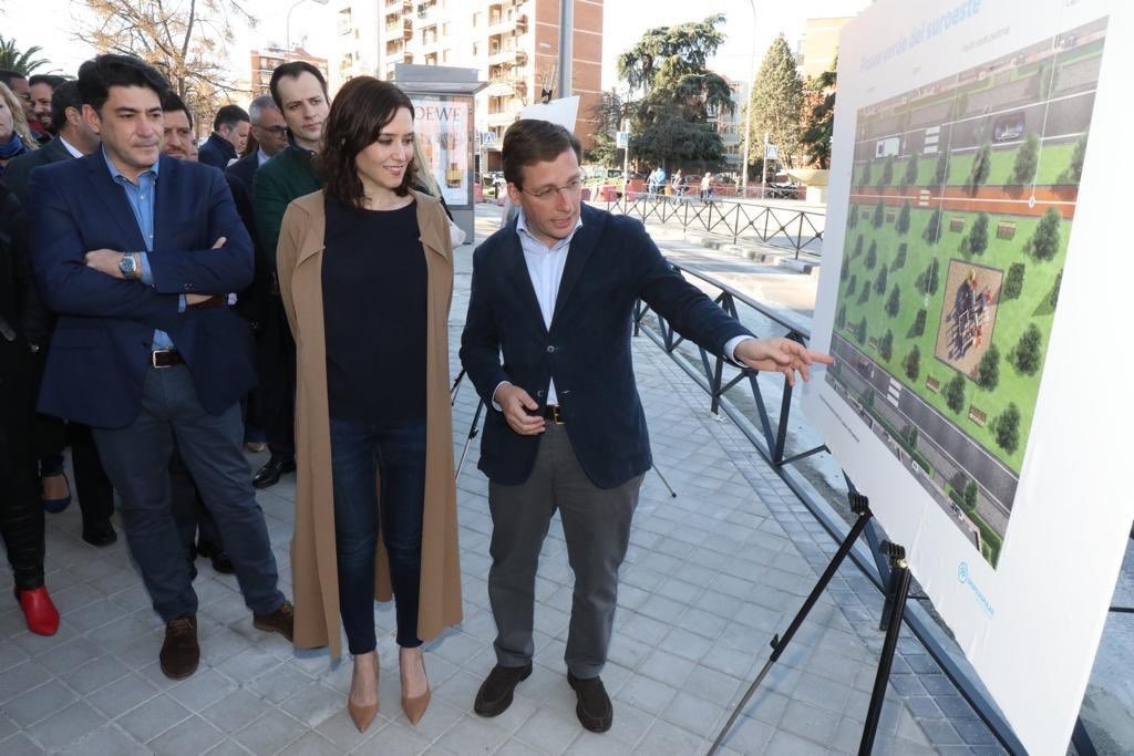 Martínez-Almeida, en plena campaña, con su propuesta de soterrar la A-5.