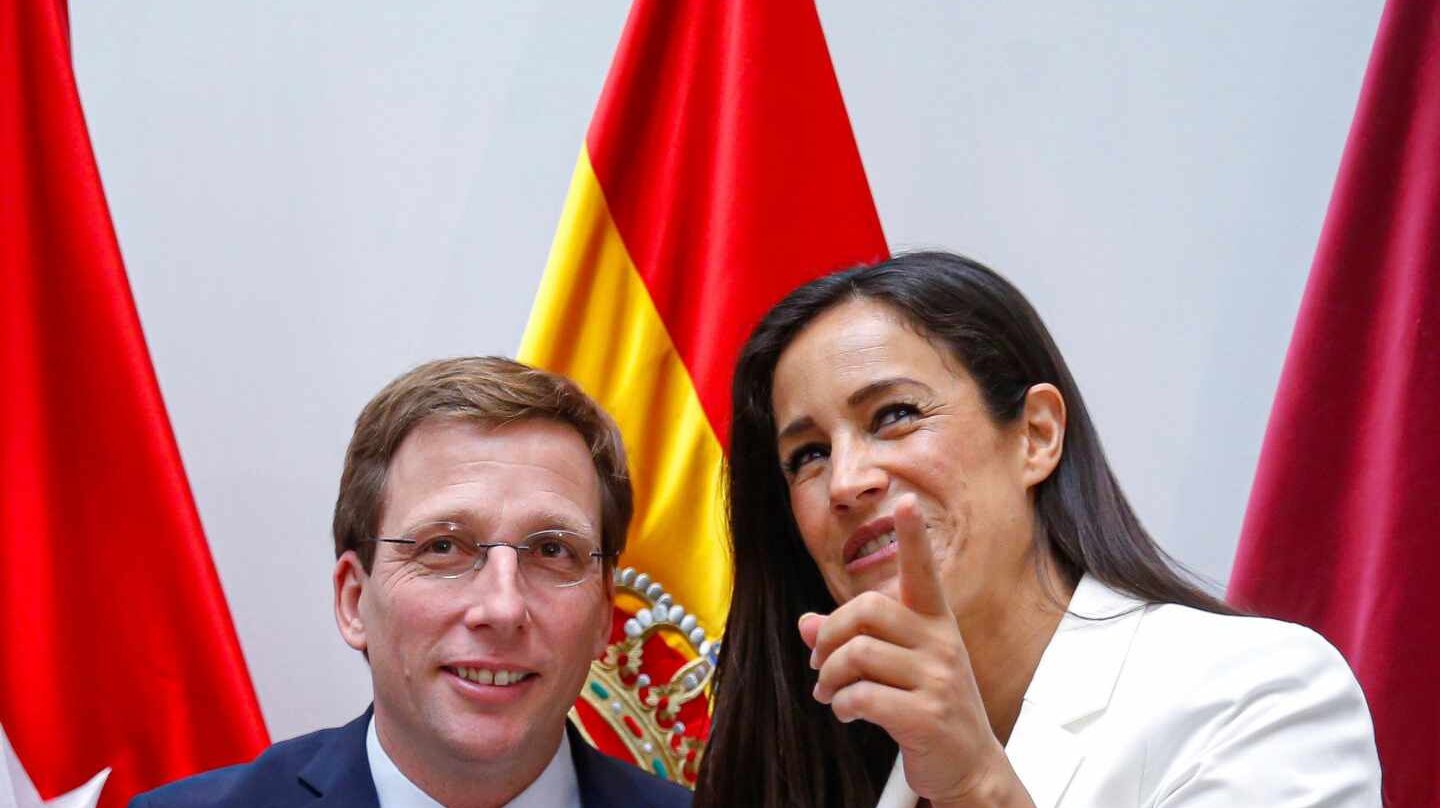 José Luis Martínez Almeida, junto a Begoña Villacís tras su proclamación como alcalde de Madrid.
