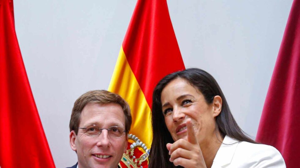 José Luis Martínez Almeida, junto a Begoña Villacís tras su proclamación como alcalde de Madrid.