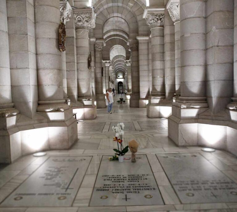 El TS escuchará a los expertos que ven más segura La Almudena para enterrar a Franco