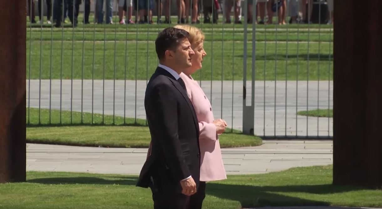 Angela Merkel, durante la ceremonia oficial con el presidente de Ucrania.