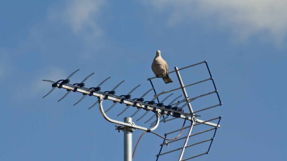 Una antena de televisión en una comunidad de vecinos.