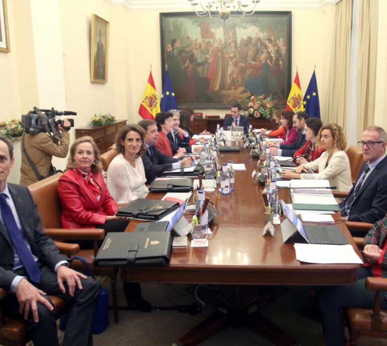 El empleo público crece a golpe de asesores o interinos