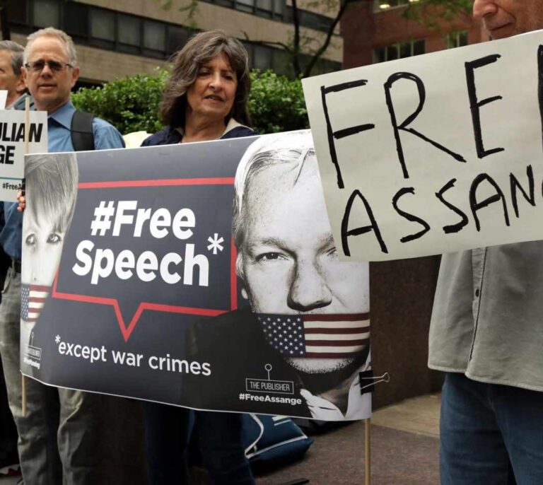 El Gobierno británico allana el camino para la extradición de Assange a EEUU