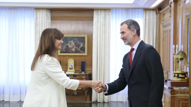 Laura Borrás saluda al Rey. Laura Borrás saluda al Rey.