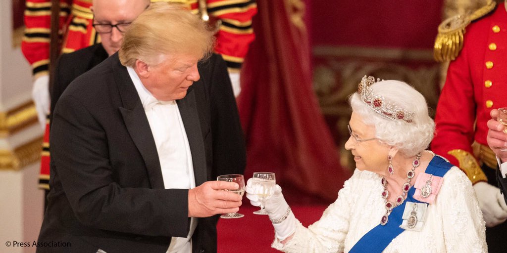 Donald Trump brinda con la reina Isabel II en el banquete de gala.