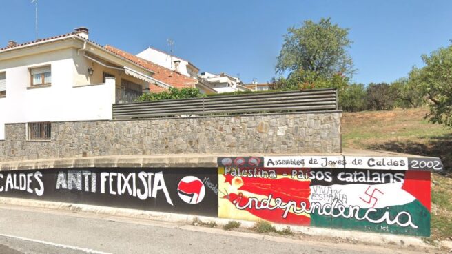 Pintas en un muro a la entrada de Caldes de Montbui (Barcelona).