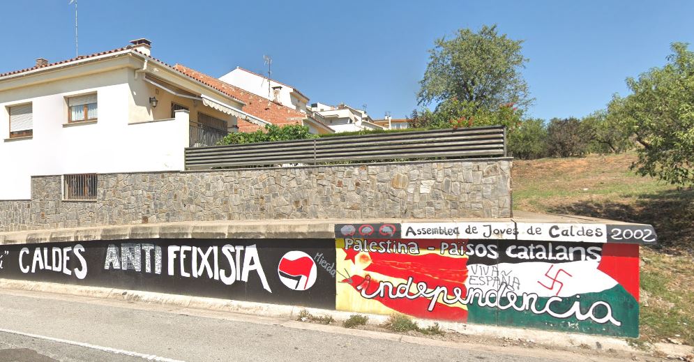 Pintas en un muro a la entrada de Caldes de Montbui (Barcelona).