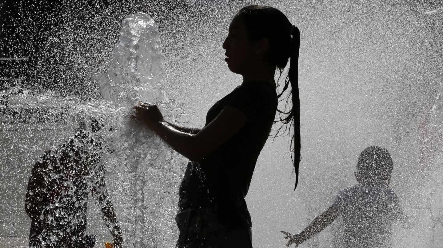 Varios jóvenes combaten el calor.