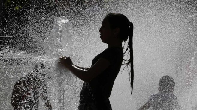 Varios jóvenes combaten el calor.