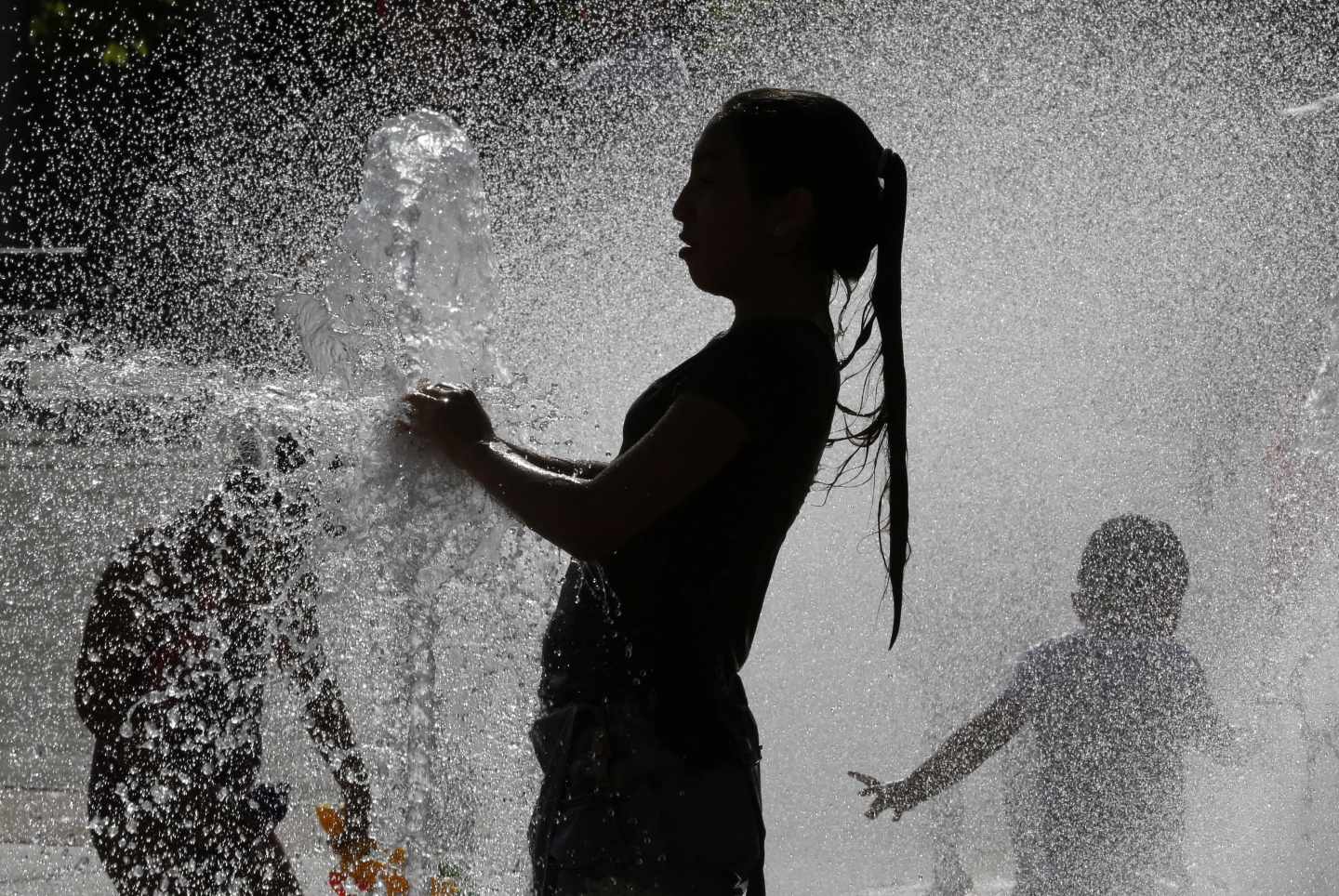 Varios jóvenes combaten el calor.