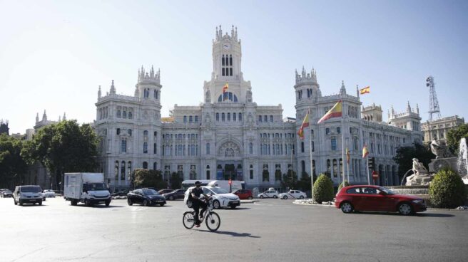 Almeida cuelga una bandera de España en el Ayuntamiento y este viernes pondrá la LGTBI