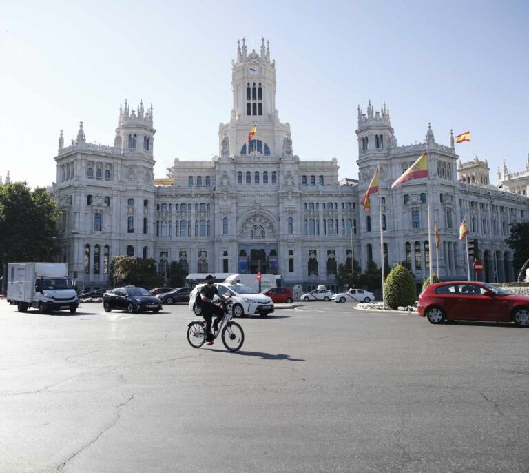 Almeida cuelga una bandera de España en el Ayuntamiento y este viernes pondrá la LGTBI