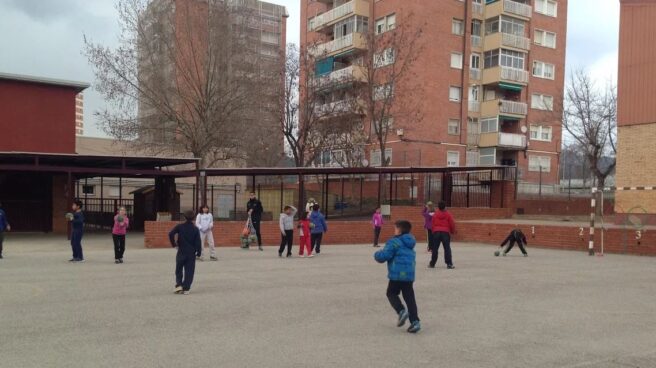 Denuncian a una maestra por agredir a una niña que pintó la bandera española