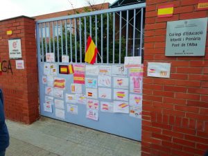 Inundan de banderas españolas la entrada al colegio en el que una niña denuncia haber sido agredida
