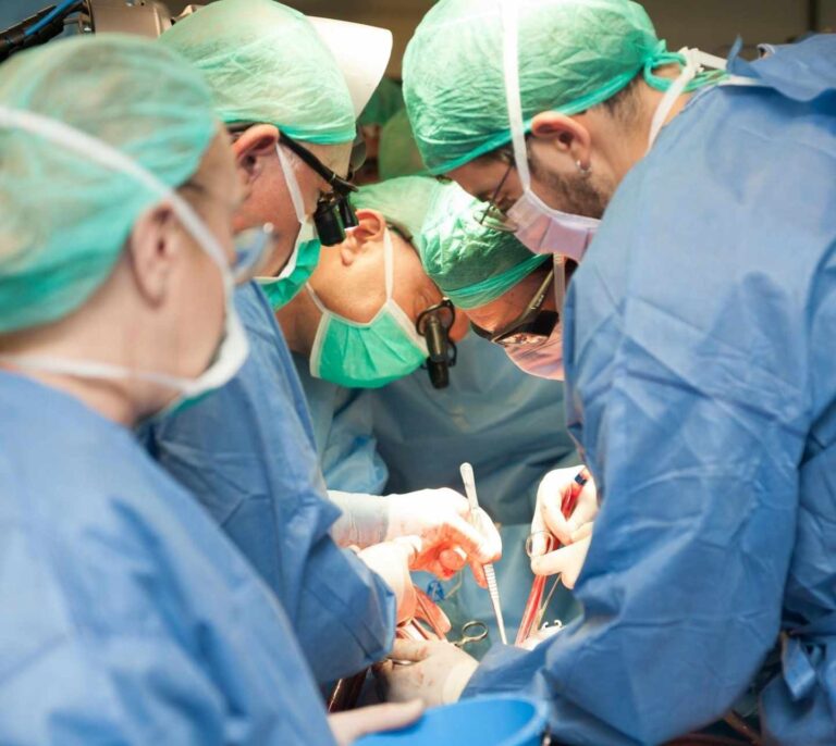 Implantan con éxito un corazón artificial total, el segundo en España