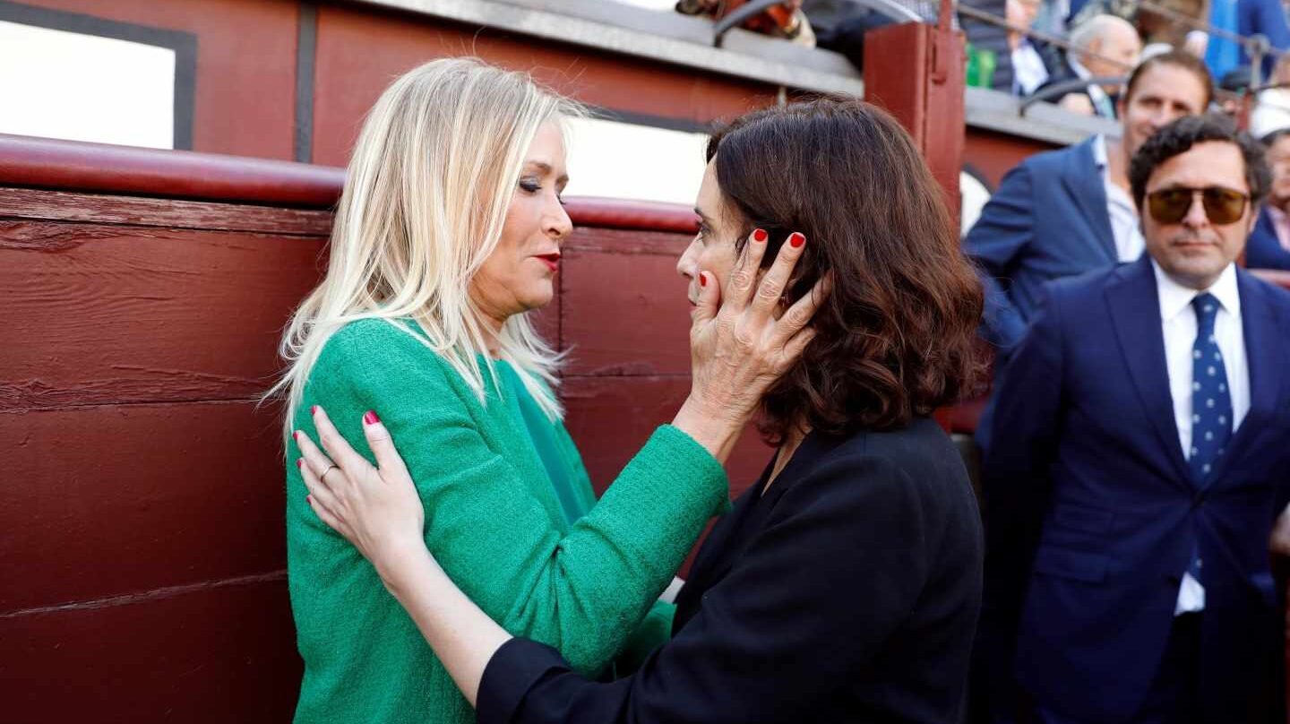 Cristina Cifuentes e Isabel Díaz Ayuso se saludan en el callejón de la plaza de toros de Las Ventas.