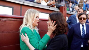 Cifuentes 'da la alternativa' a Díaz Ayuso en el callejón de Las Ventas