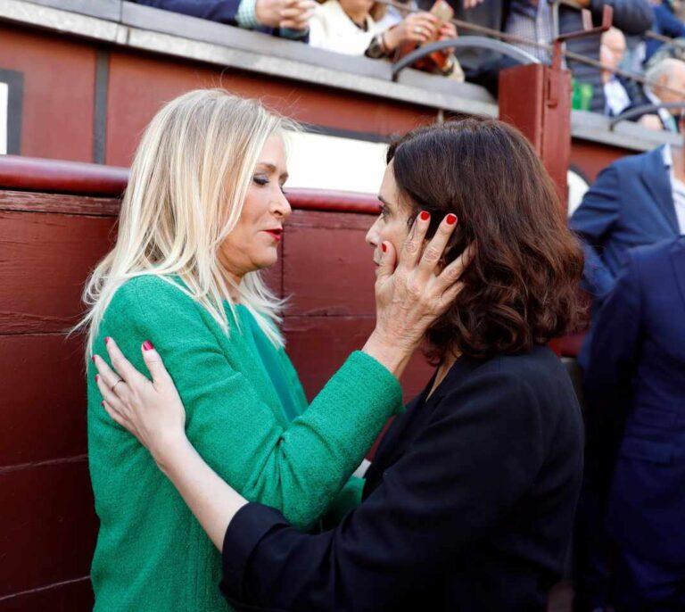 Cifuentes 'da la alternativa' a Díaz Ayuso en el callejón de Las Ventas