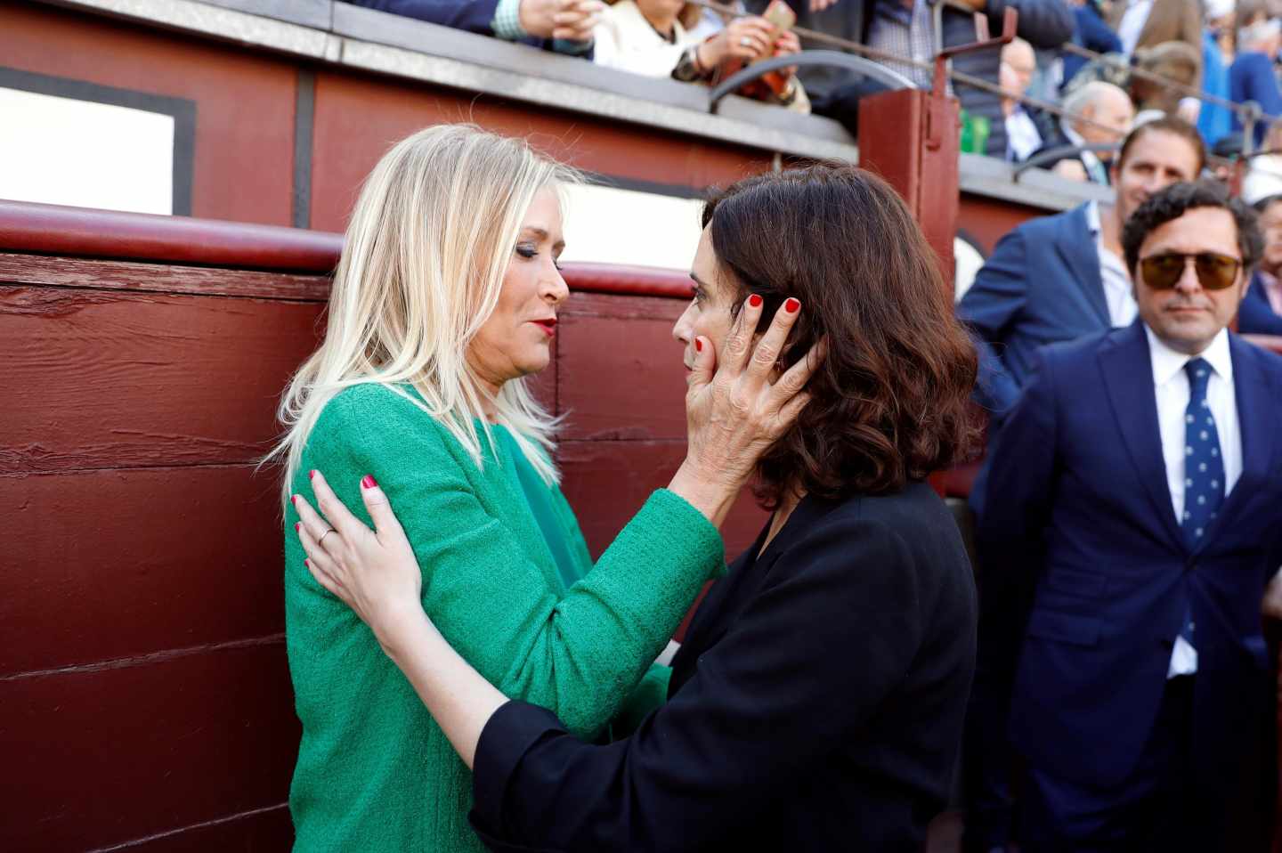 Cristina Cifuentes e Isabel Díaz Ayuso se saludan en el callejón de la plaza de toros de Las Ventas.